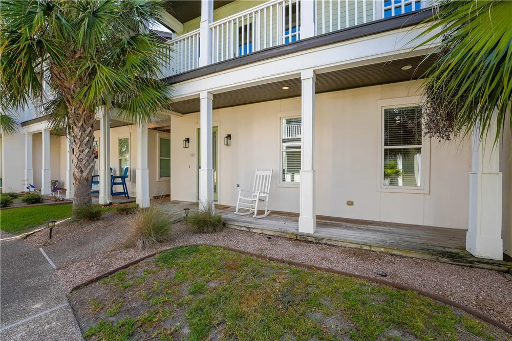 107 Frontenac Rockport, TX 78382