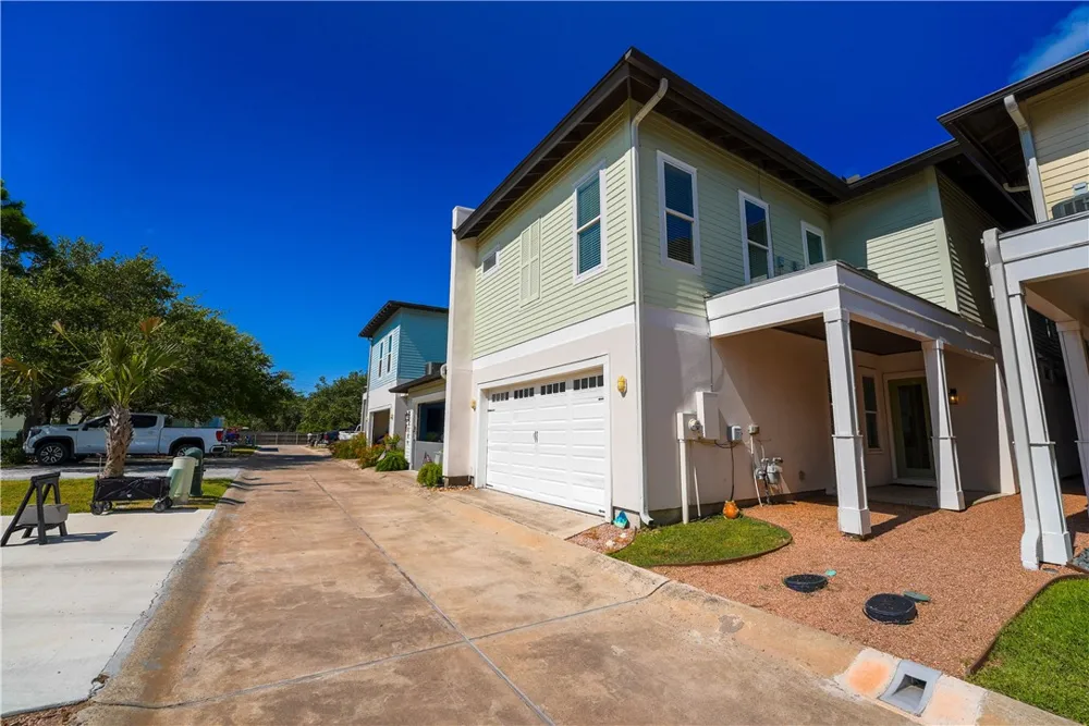 107 Frontenac Rockport, TX 78382