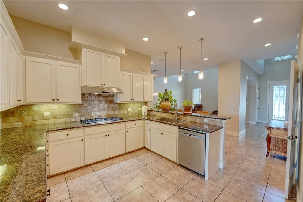 107 Frontenac Rockport, TX 78382