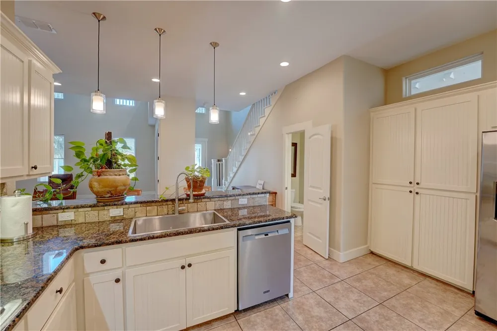 107 Frontenac Rockport, TX 78382