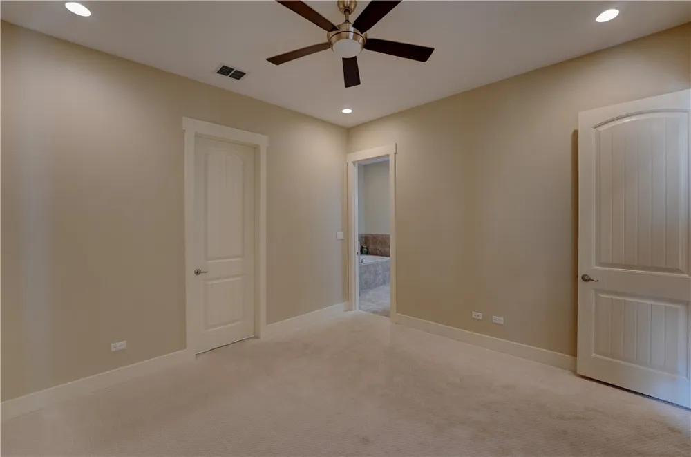 107 Frontenac Rockport, TX 78382