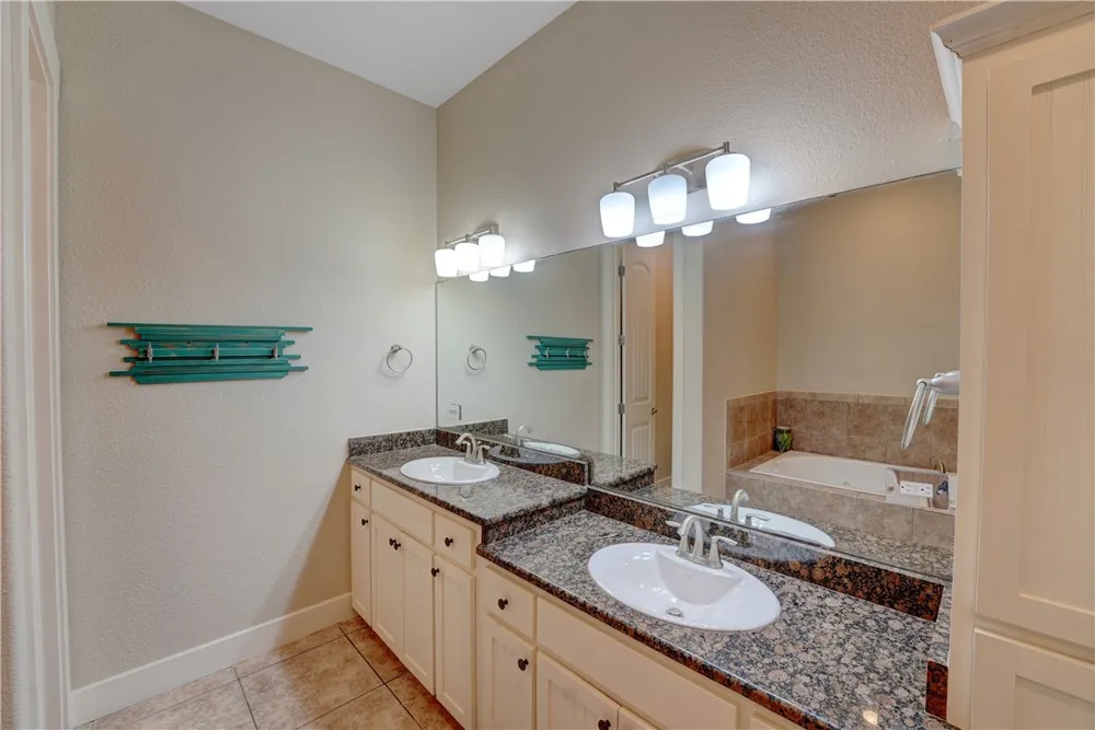 107 Frontenac Rockport, TX 78382