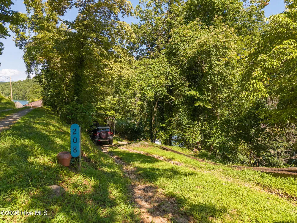 208 Lakeview Drive Robbinsville, NC 28771