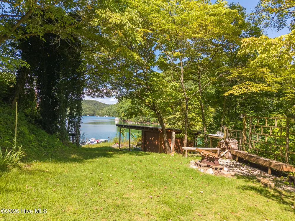 208 Lakeview Drive Robbinsville, NC 28771