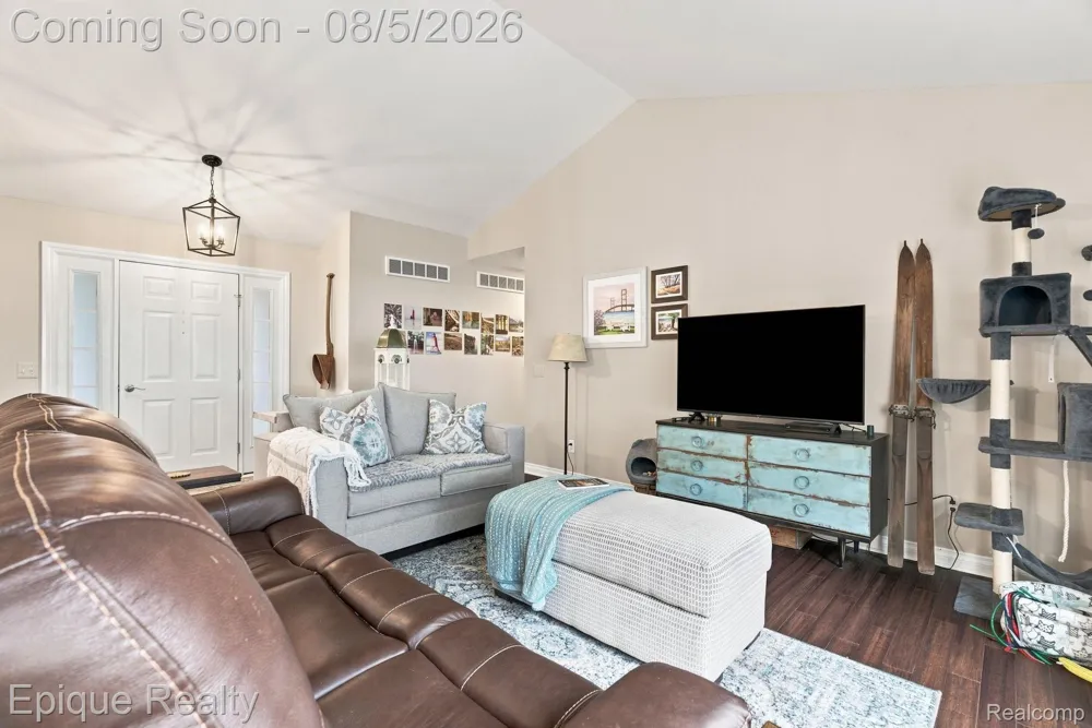 25 Melvin J Court Oxford Village, MI 48371