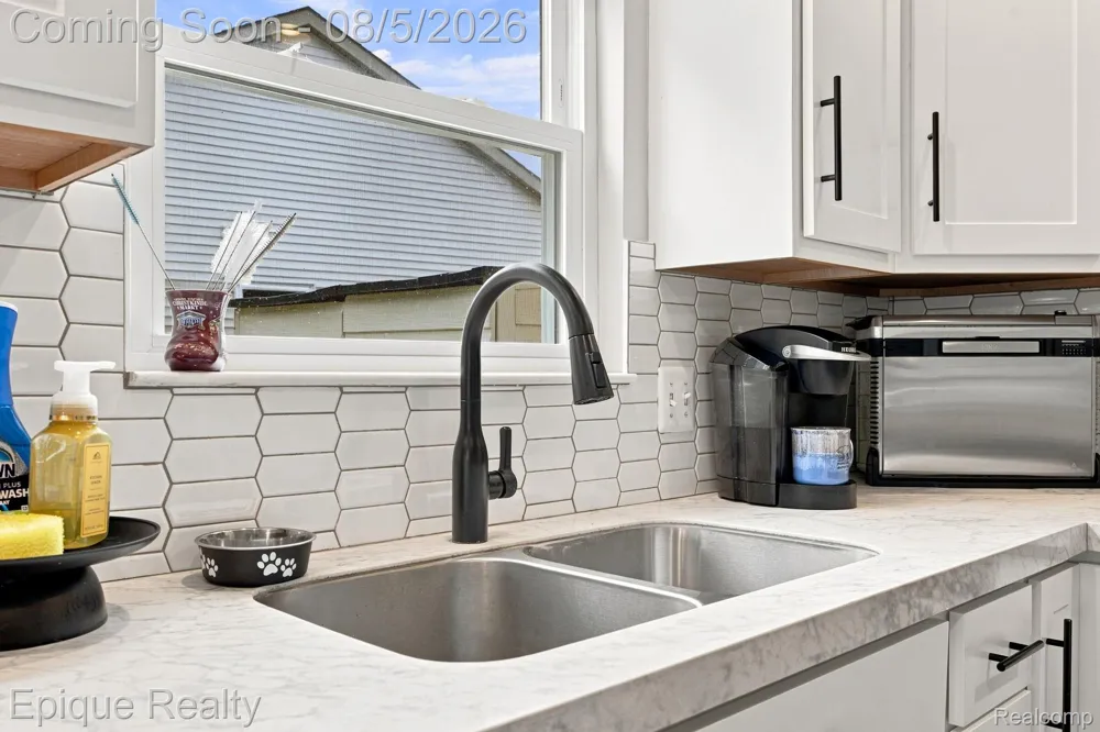 25 Melvin J Court Oxford Village, MI 48371