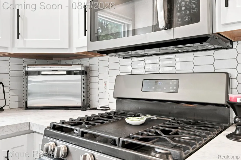 25 Melvin J Court Oxford Village, MI 48371