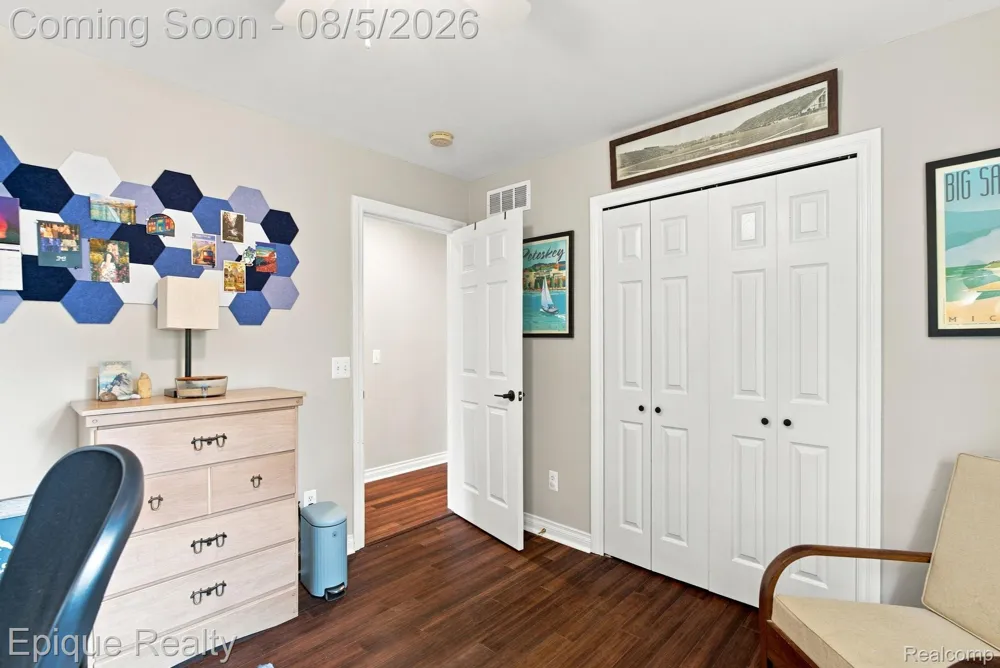 25 Melvin J Court Oxford Village, MI 48371