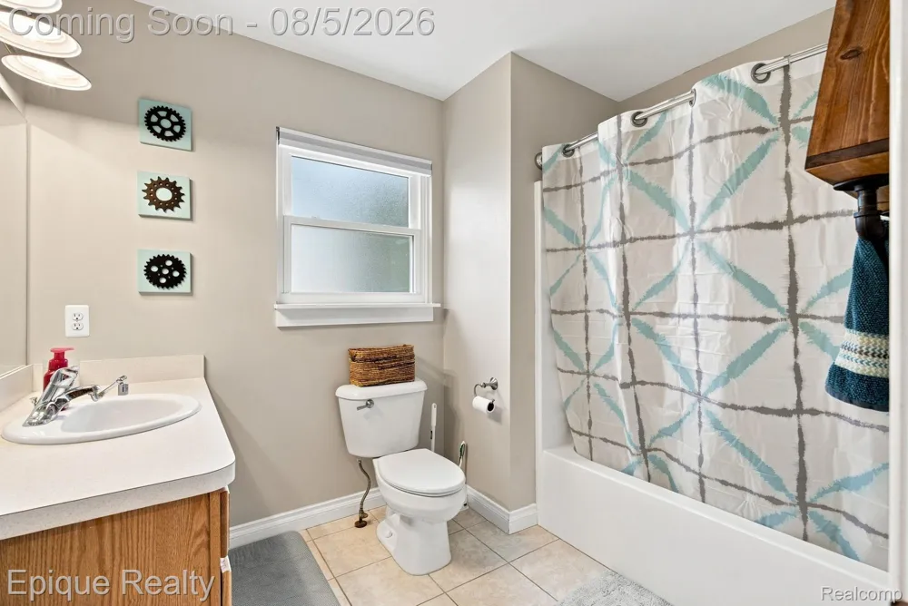 25 Melvin J Court Oxford Village, MI 48371