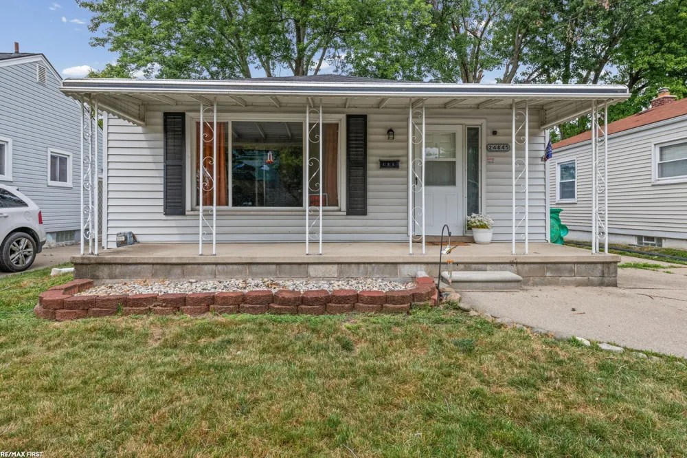 24845 Lambrecht Ave Road Eastpointe City, MI 48021