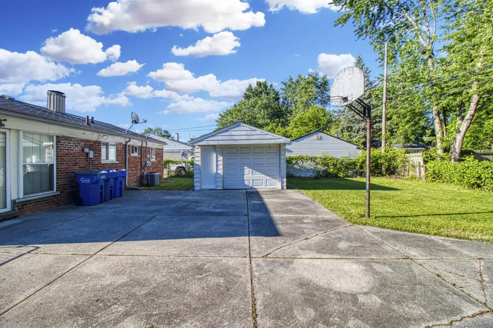 32339 Chalfonte Drive Warren, MI 48092