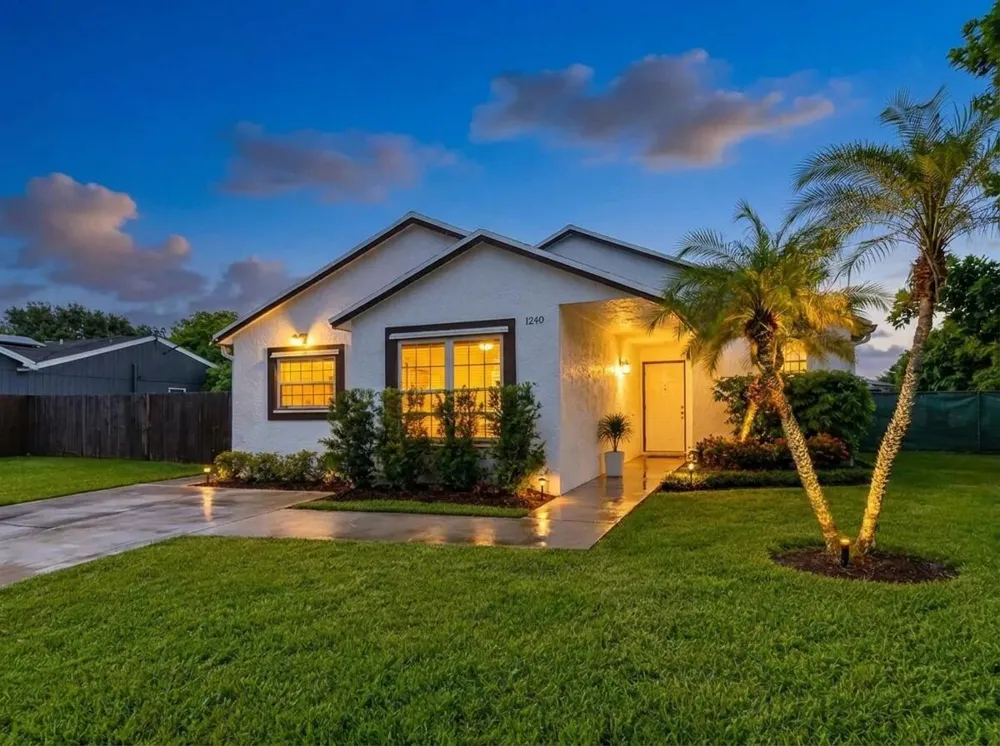 1240 Grandview Circle Royal Palm Beach, FL 33411