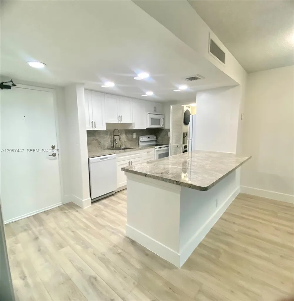 240 Lakeview Dr #303 Weston, FL 33326