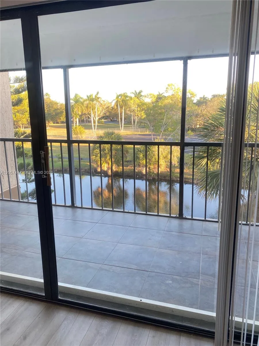 240 Lakeview Dr #303 Weston, FL 33326