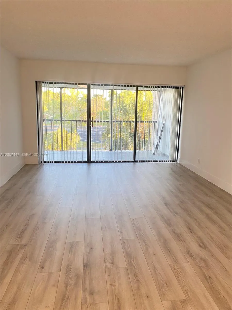 240 Lakeview Dr #303 Weston, FL 33326
