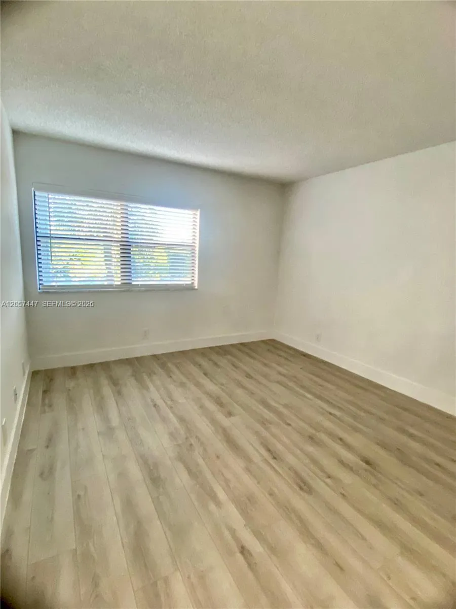 240 Lakeview Dr #303 Weston, FL 33326