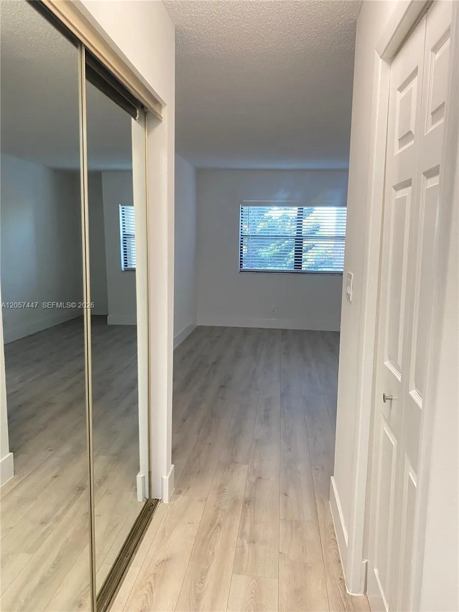 240 Lakeview Dr #303 Weston, FL 33326