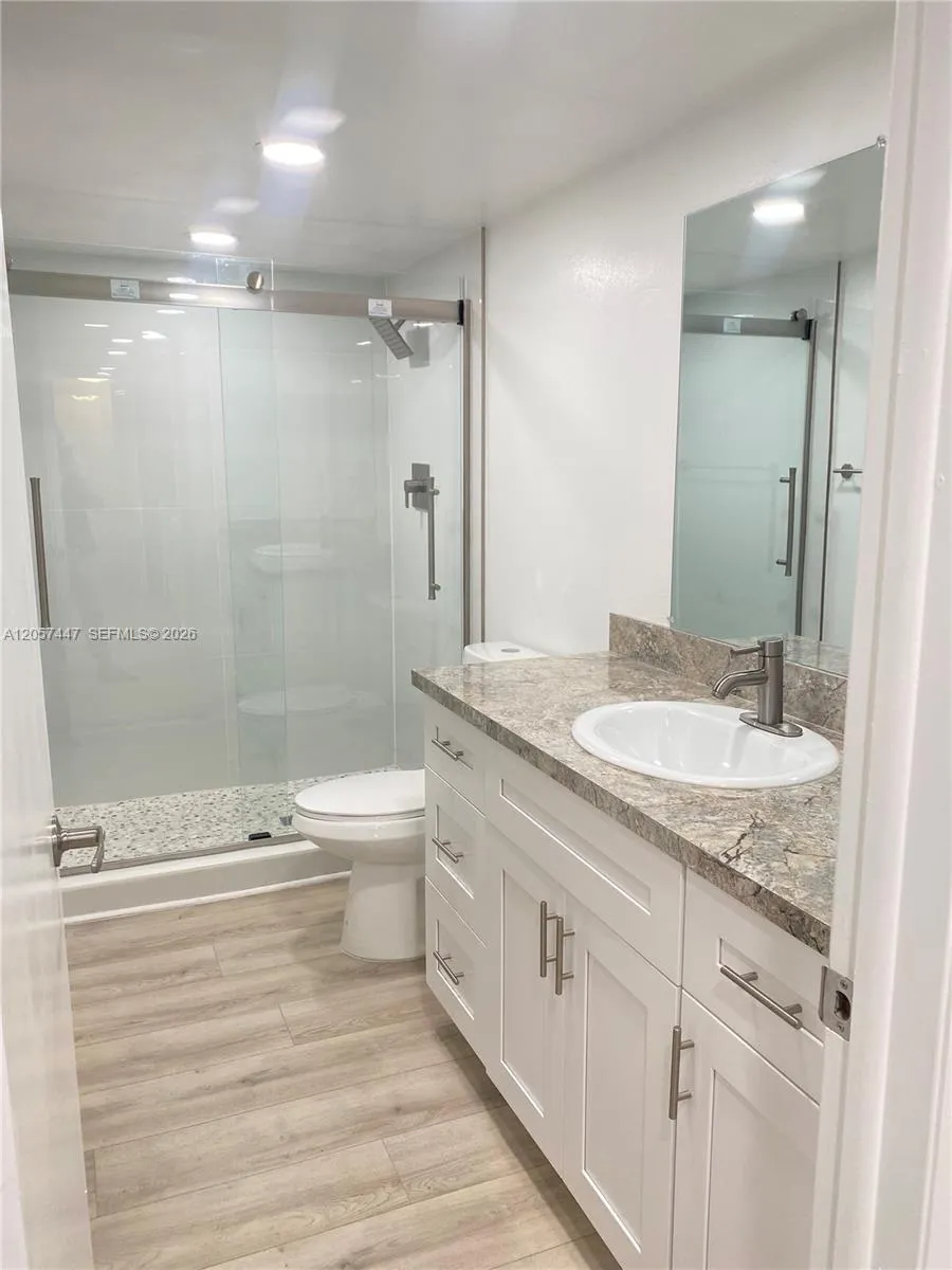 240 Lakeview Dr #303 Weston, FL 33326