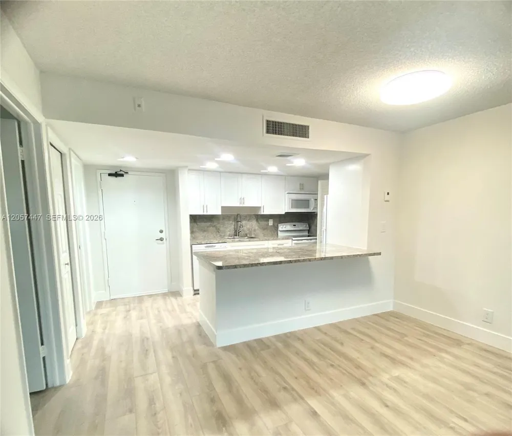 240 Lakeview Dr #303 Weston, FL 33326