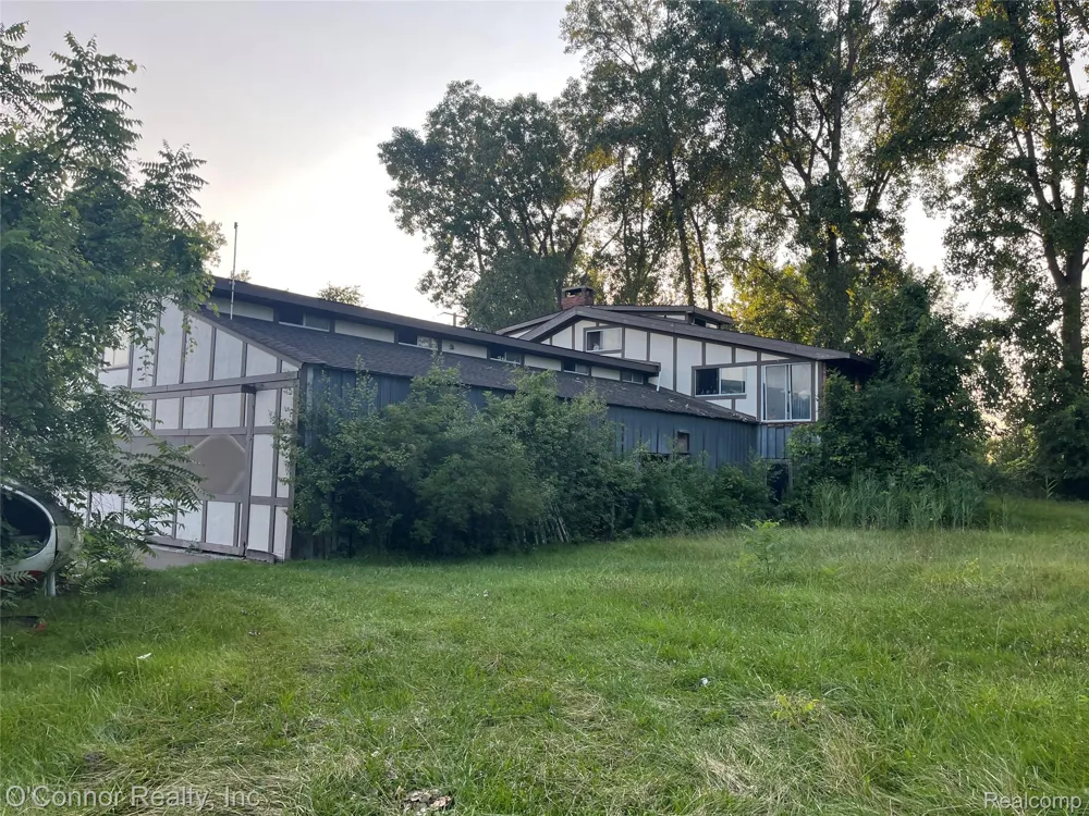 1100 La Croix Road Clay Township, MI 48028