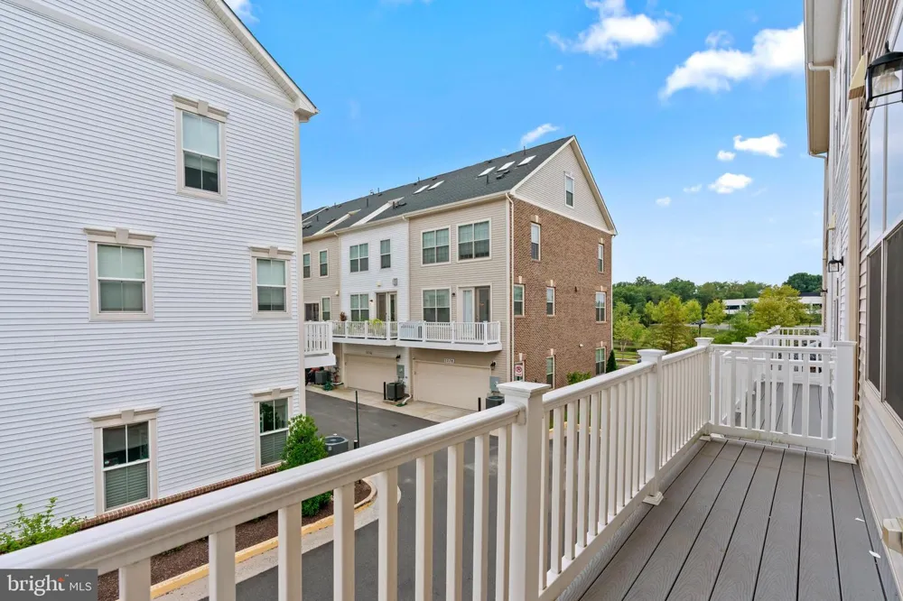 5284 RIDGEVIEW RETREAT DRIVE Chantilly, VA 20151