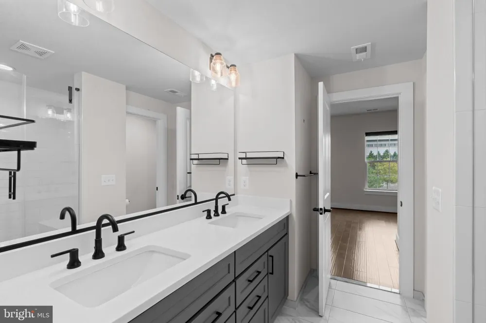 5284 RIDGEVIEW RETREAT DRIVE Chantilly, VA 20151