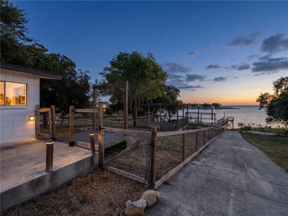 196 E Lake View Trail Sandia, TX 78383