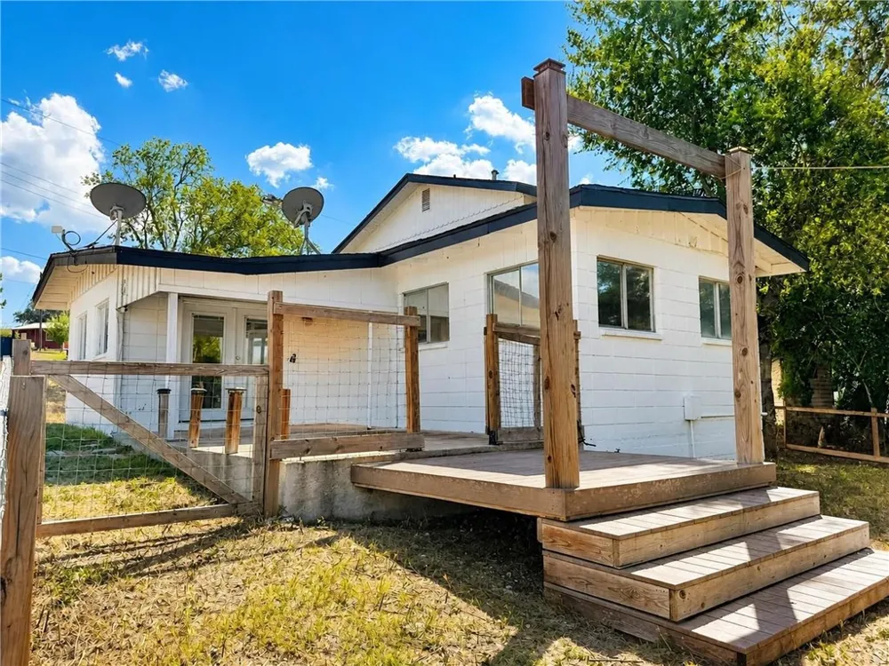 196 E Lake View Trail Sandia, TX 78383