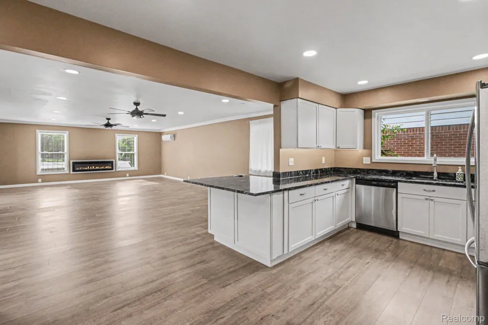 2177 Alexander Drive Troy City, MI 48083