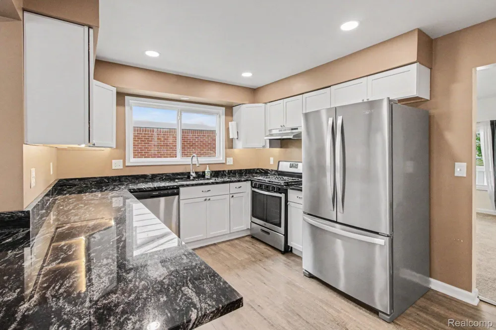 2177 Alexander Drive Troy City, MI 48083