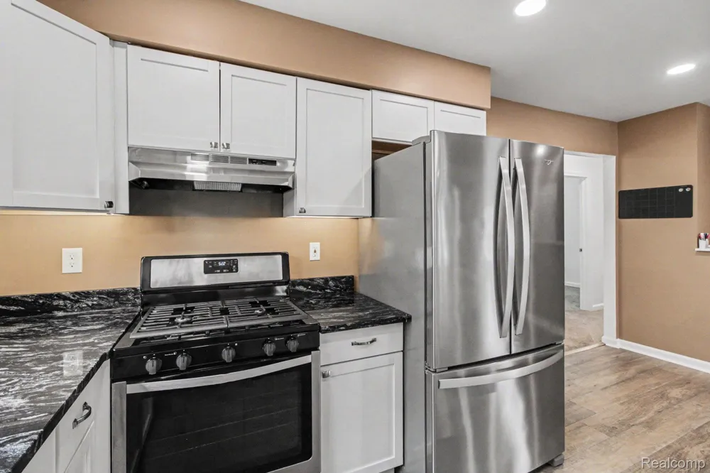2177 Alexander Drive Troy City, MI 48083