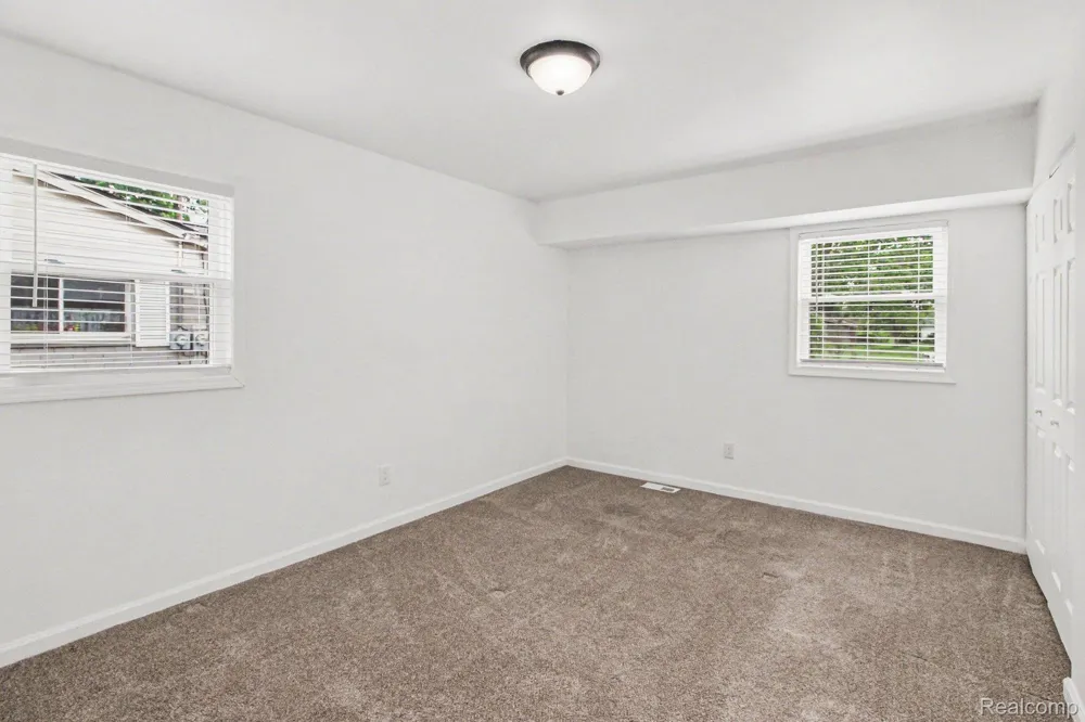 2177 Alexander Drive Troy City, MI 48083