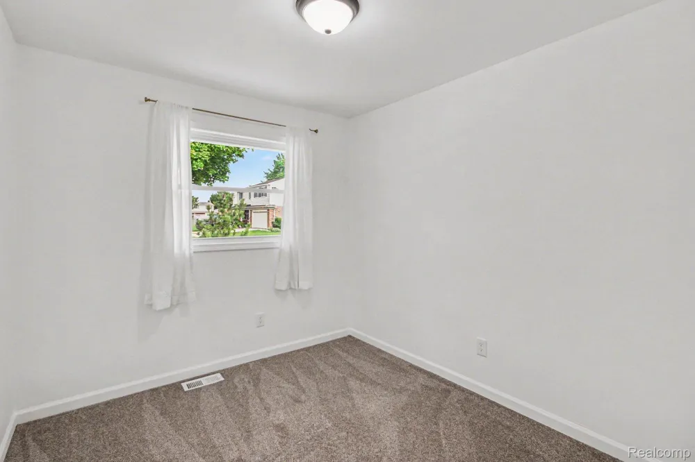 2177 Alexander Drive Troy City, MI 48083