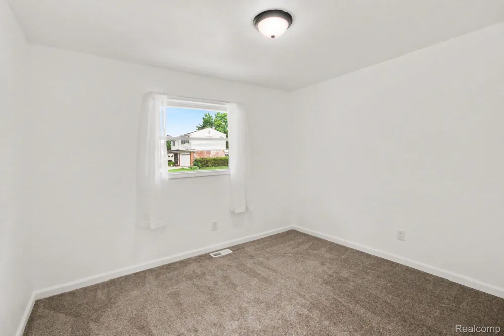 2177 Alexander Drive Troy City, MI 48083