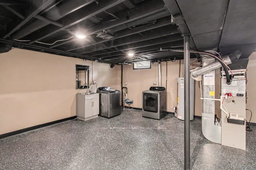 2177 Alexander Drive Troy City, MI 48083