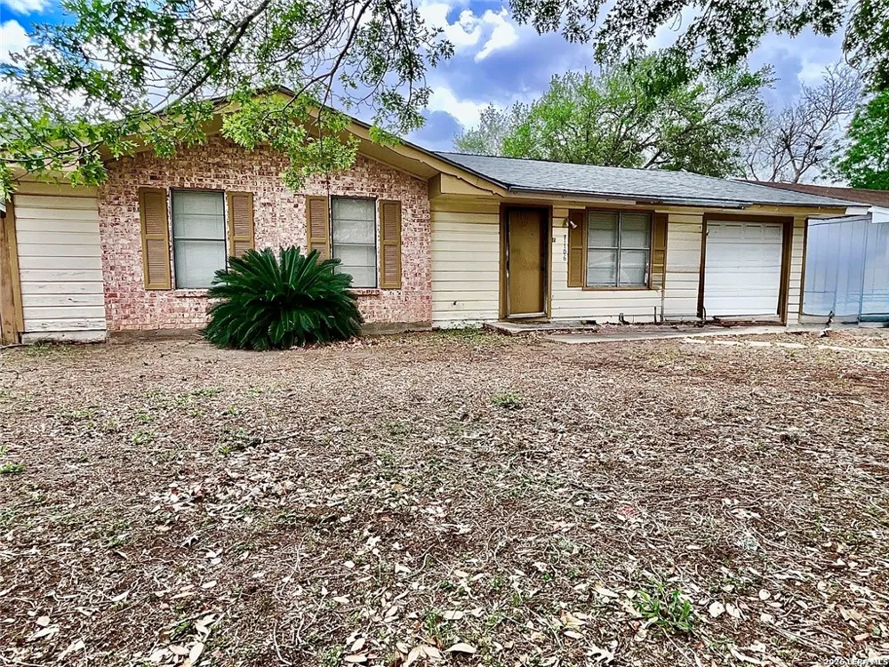 1106 E Hutchinson Street E Beeville, TX 78102