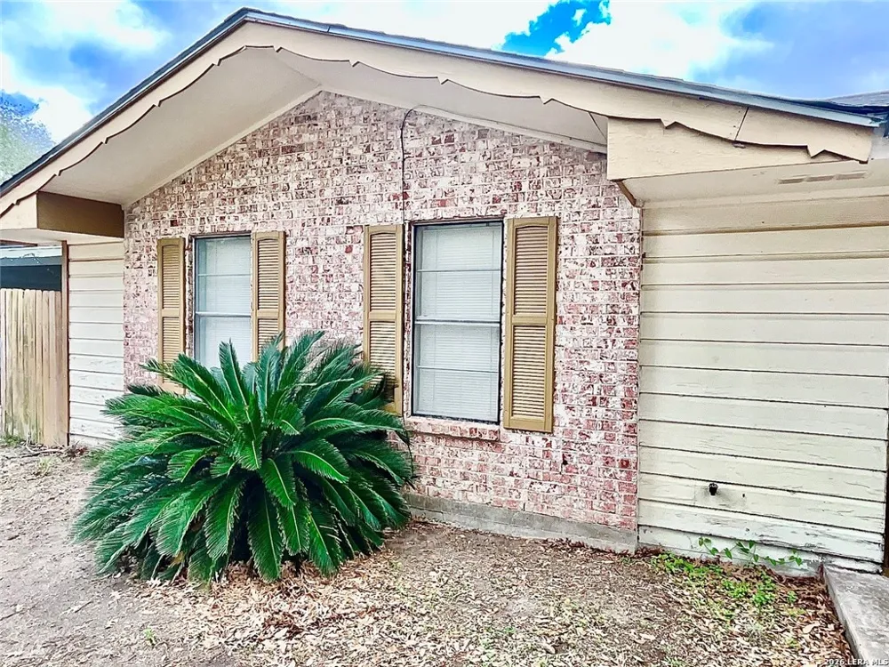 1106 E Hutchinson Street E Beeville, TX 78102