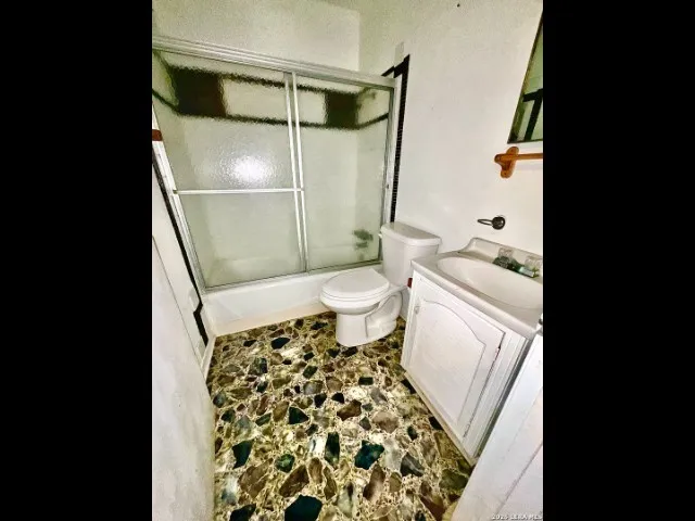 1106 E Hutchinson Street E Beeville, TX 78102
