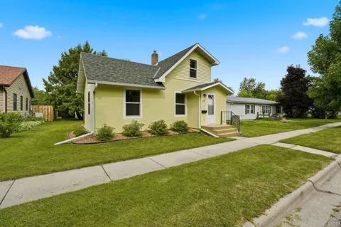 109 Kneale Avenue S