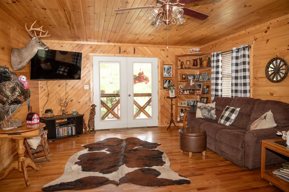 27 Bishop Hollow Ln Pleasant Shade, TN 37145