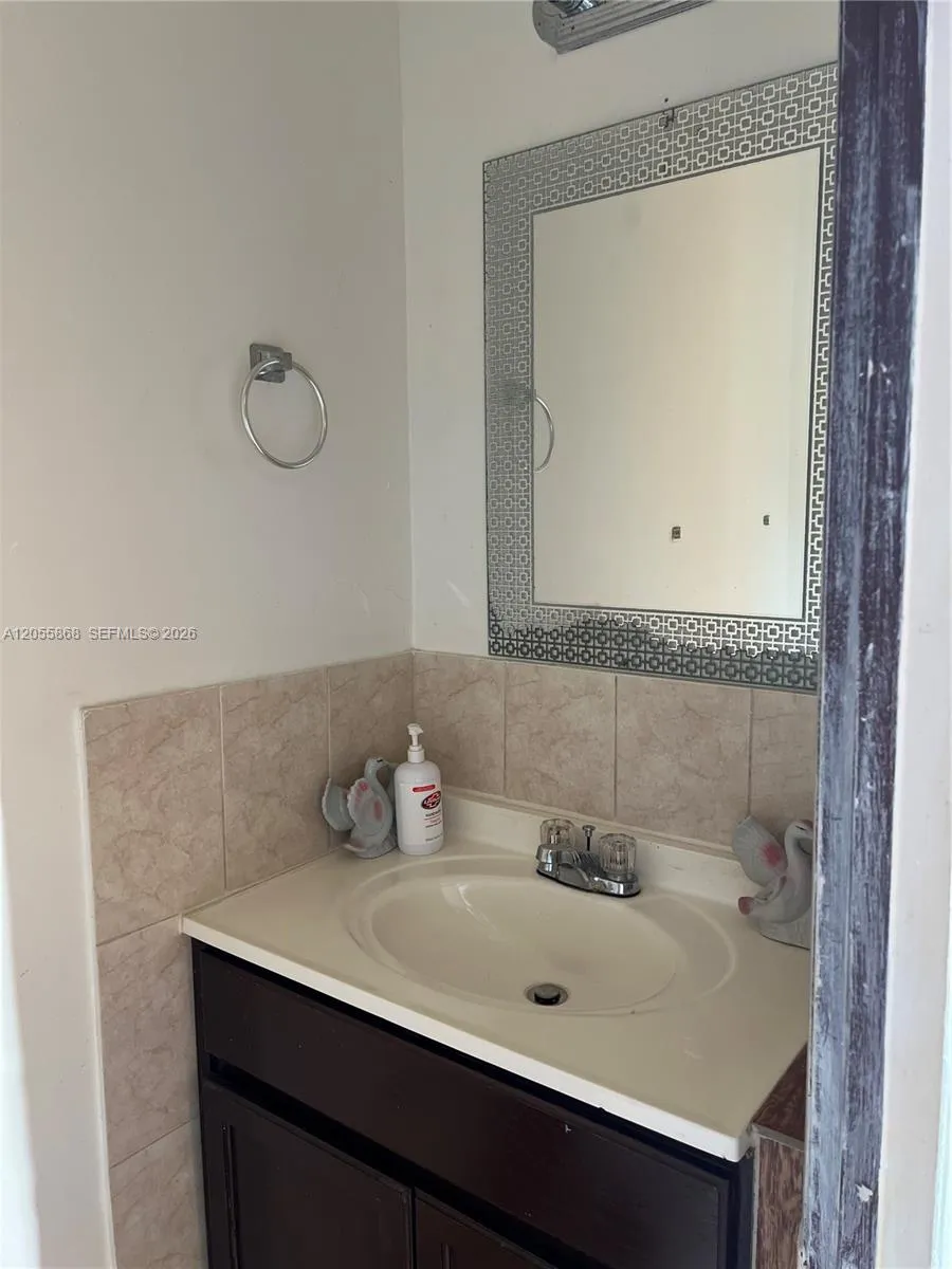 5950 NW 29th Pl #109 Sunrise, FL 33313