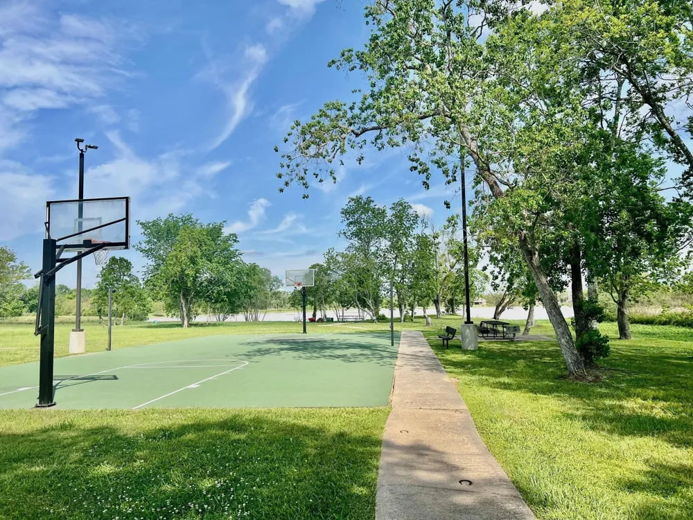 443 Lakeview Drive Angleton, TX 77515