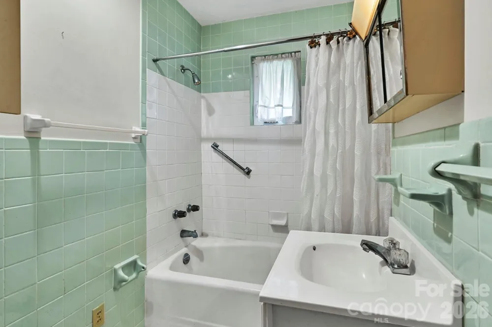 720 Mergans Lane Hendersonville, NC 28791