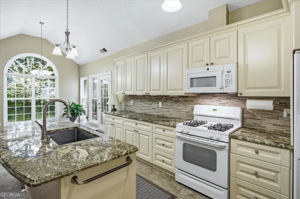 100 Avondale CIR Newnan, GA 30265