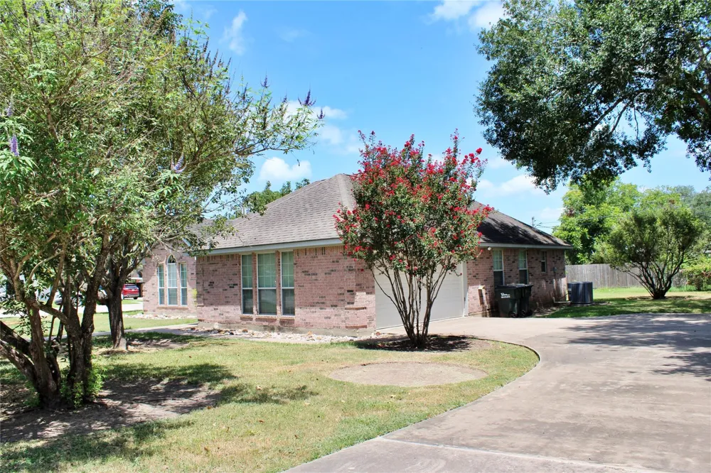 110 S River Drive Columbus, TX 78934