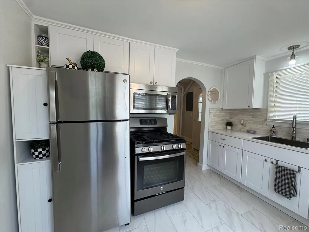 2452 Earlmont Berkley City, MI 48072