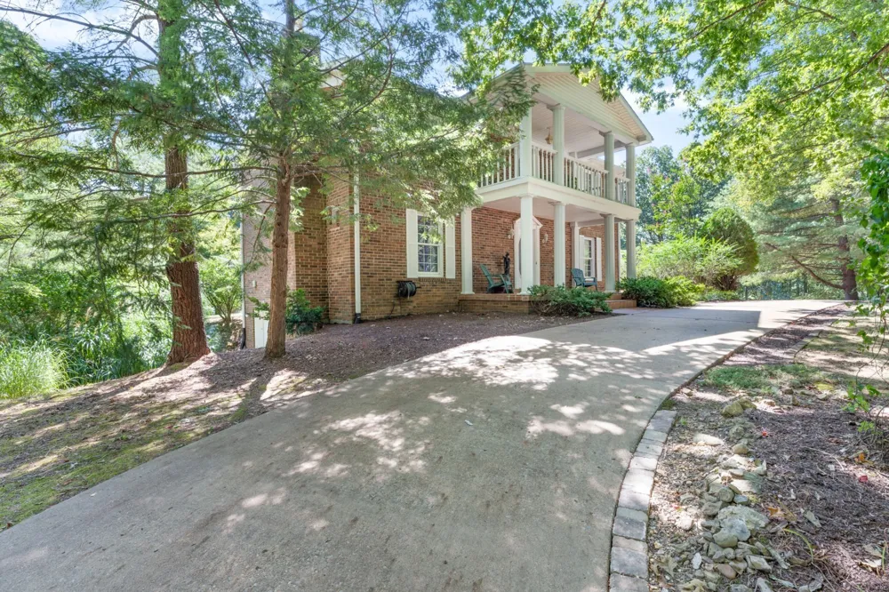 7422 Indian Creek Rd Mc Ewen, TN 37101
