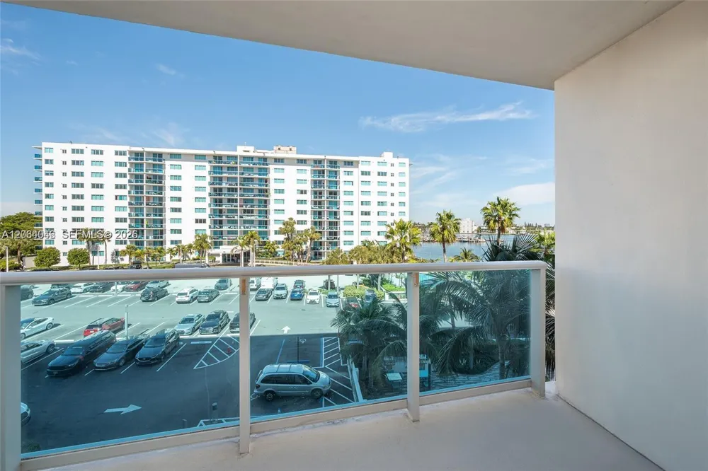 7501 E Treasure Dr #7H North Bay Village, FL 33141