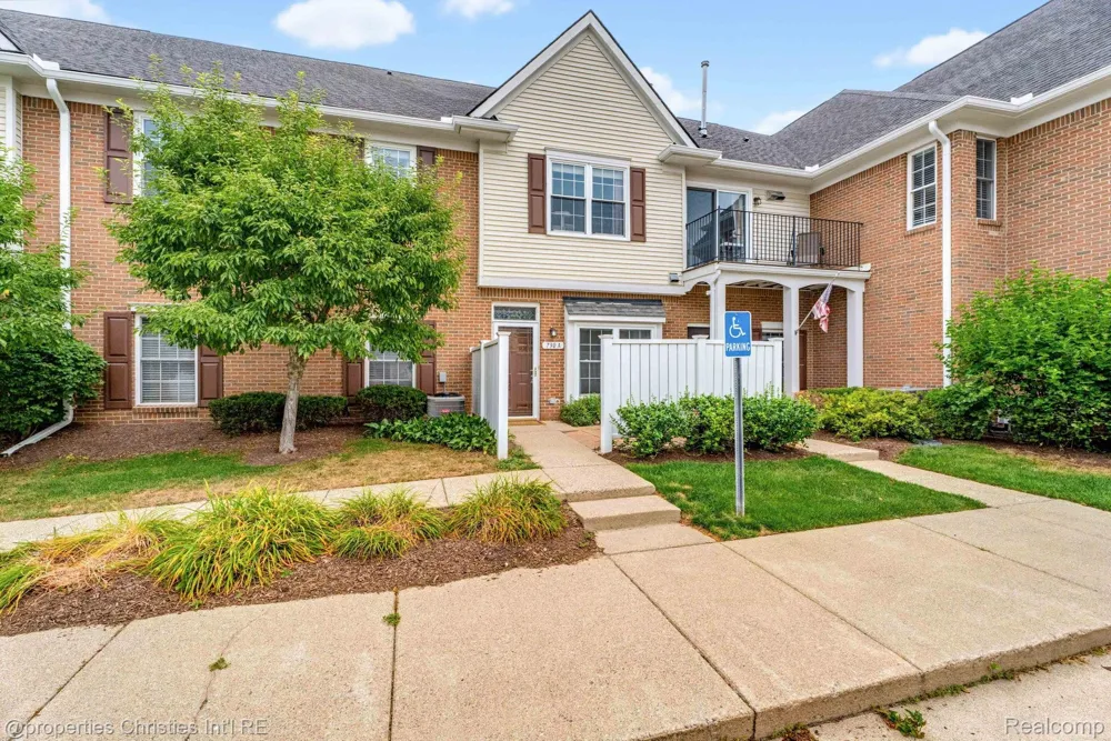 730 Amberly Drive Waterford Charter Township, MI 48328