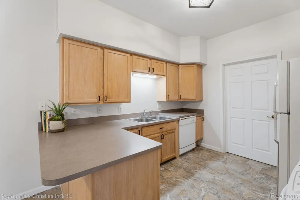 730 Amberly Drive Waterford Charter Township, MI 48328